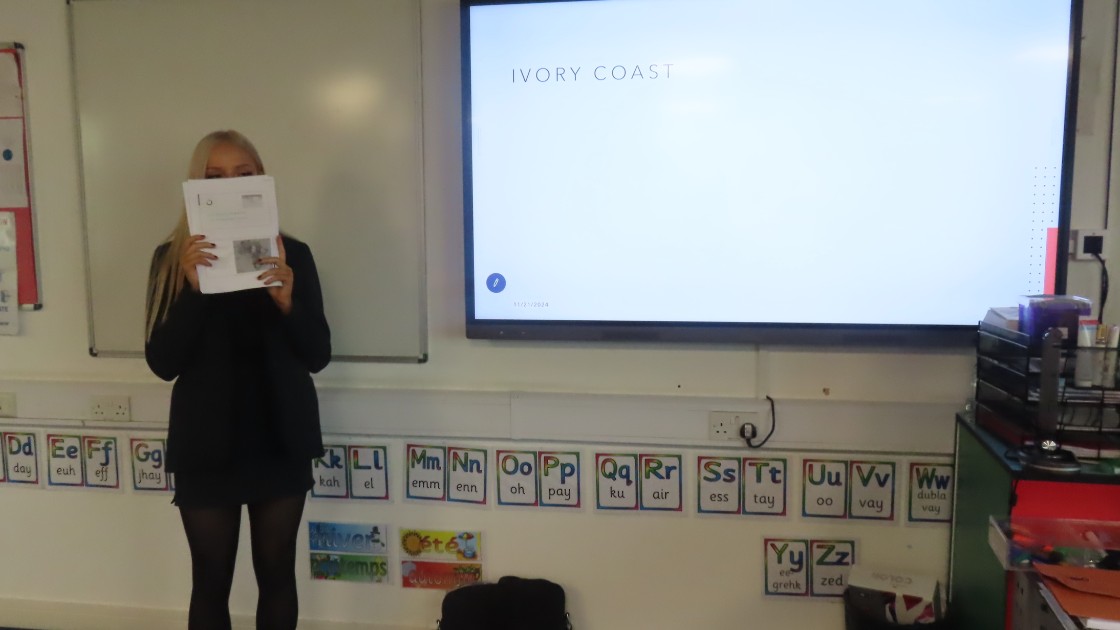 Student took her classmates to Ivory Coast with a beautiful and colorful presentation about this West African country